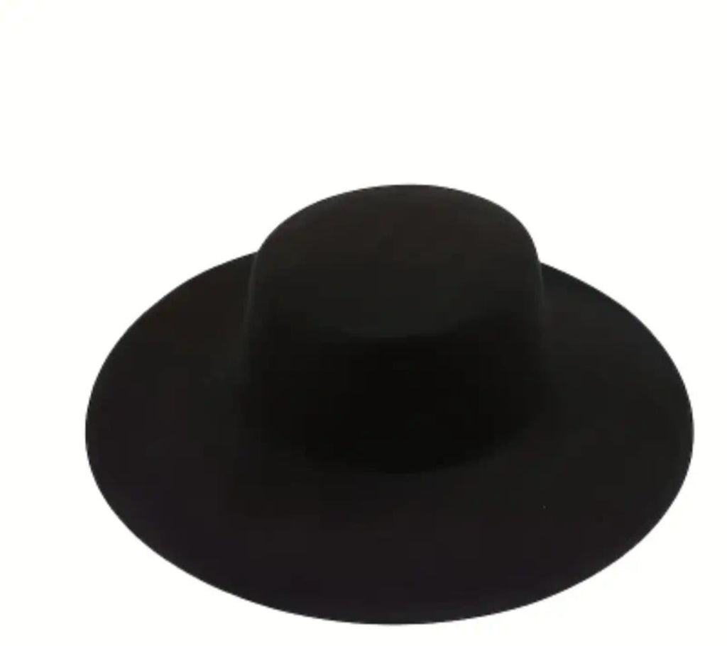 Chapeau à larges bords noir.