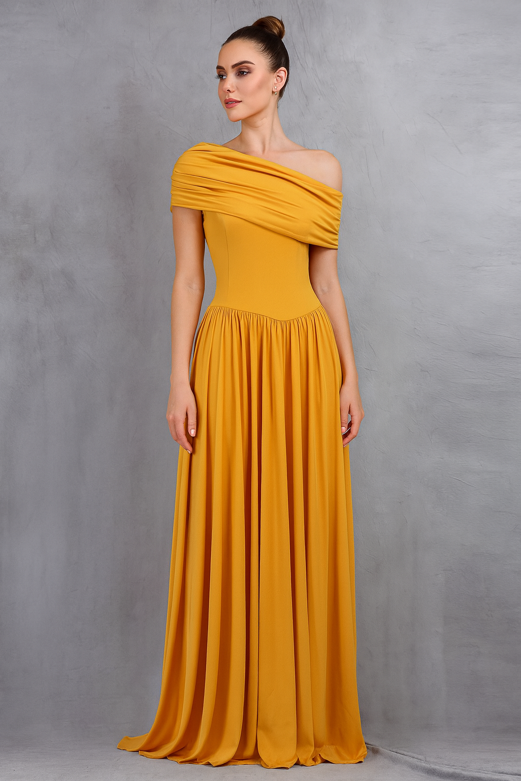 Robe longue asymétrique jaune épaules dénudées