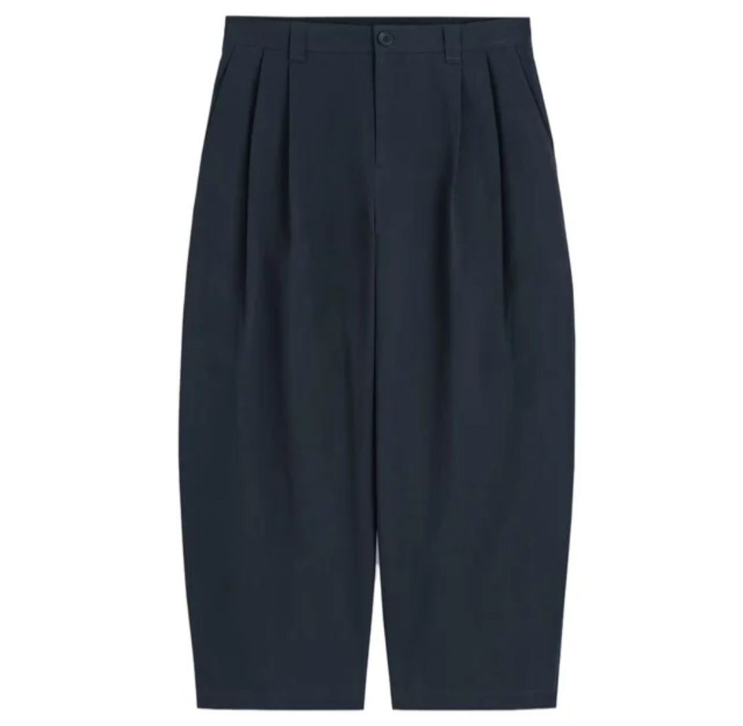 Pantalon large plissé en coton sergé.