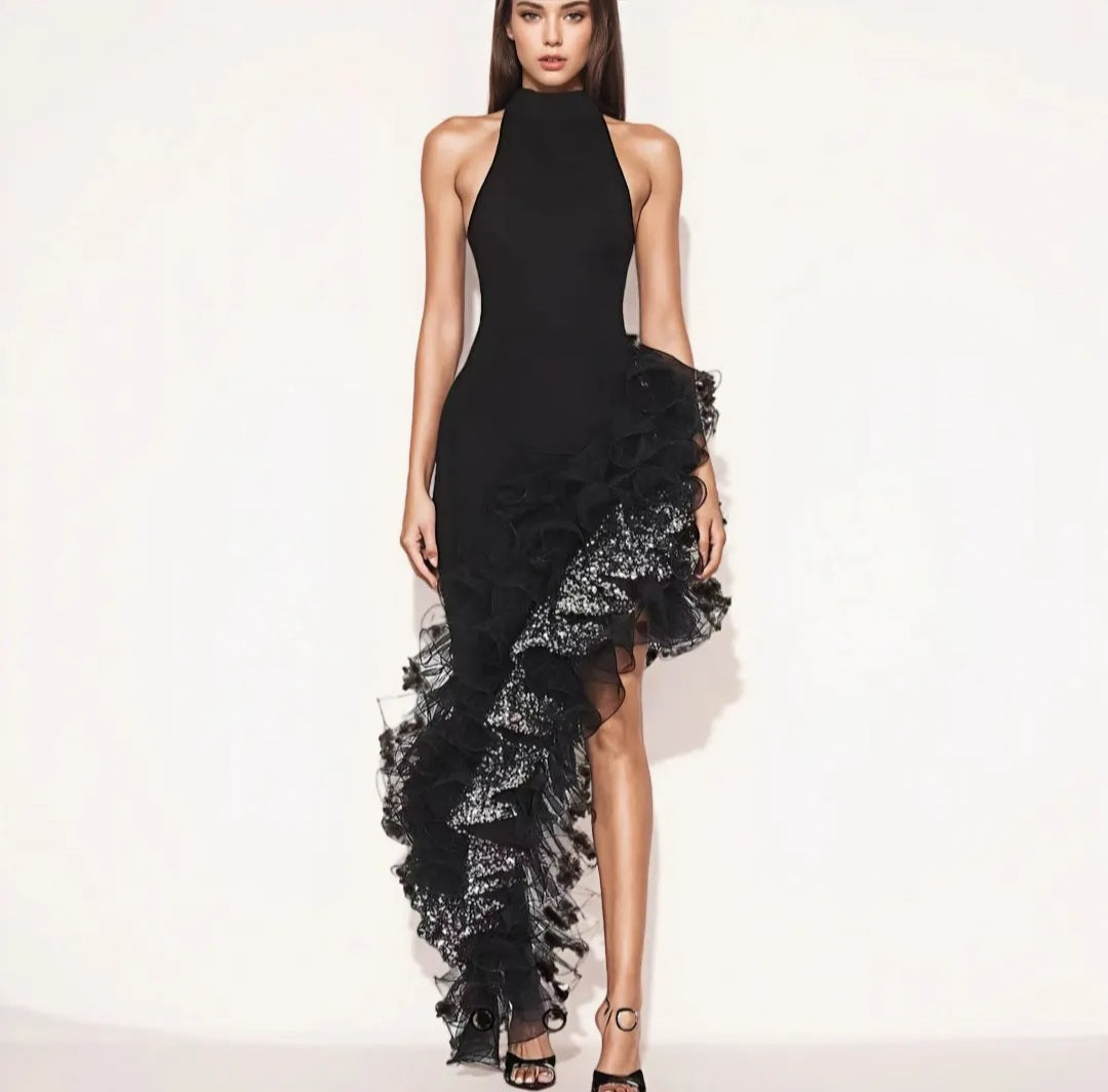 Robe Maxi Asymétrique Noire à Volants – Velours & Paillettes