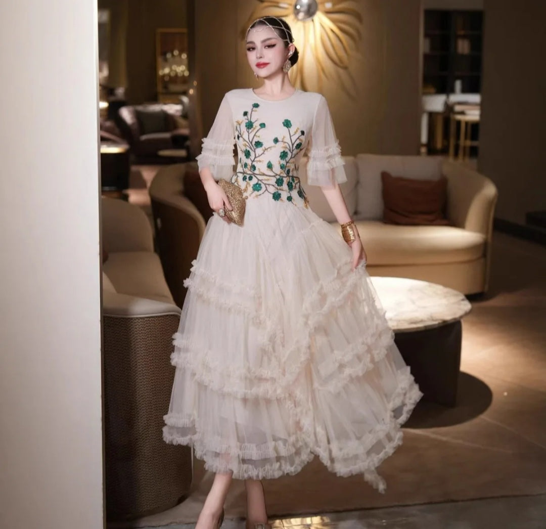 Robe longue élégante en tulle brodé ✨