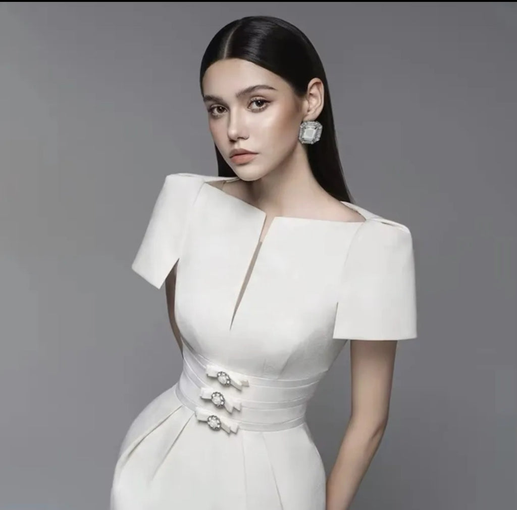 Robe longue blanche ceinturée – Élégance Luxe