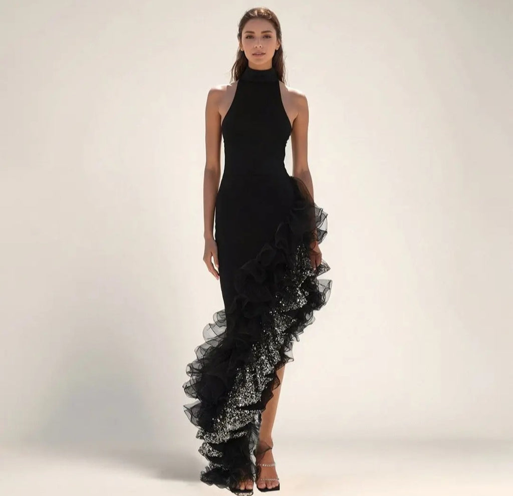 Robe Maxi Asymétrique Noire à Volants – Velours & Paillettes