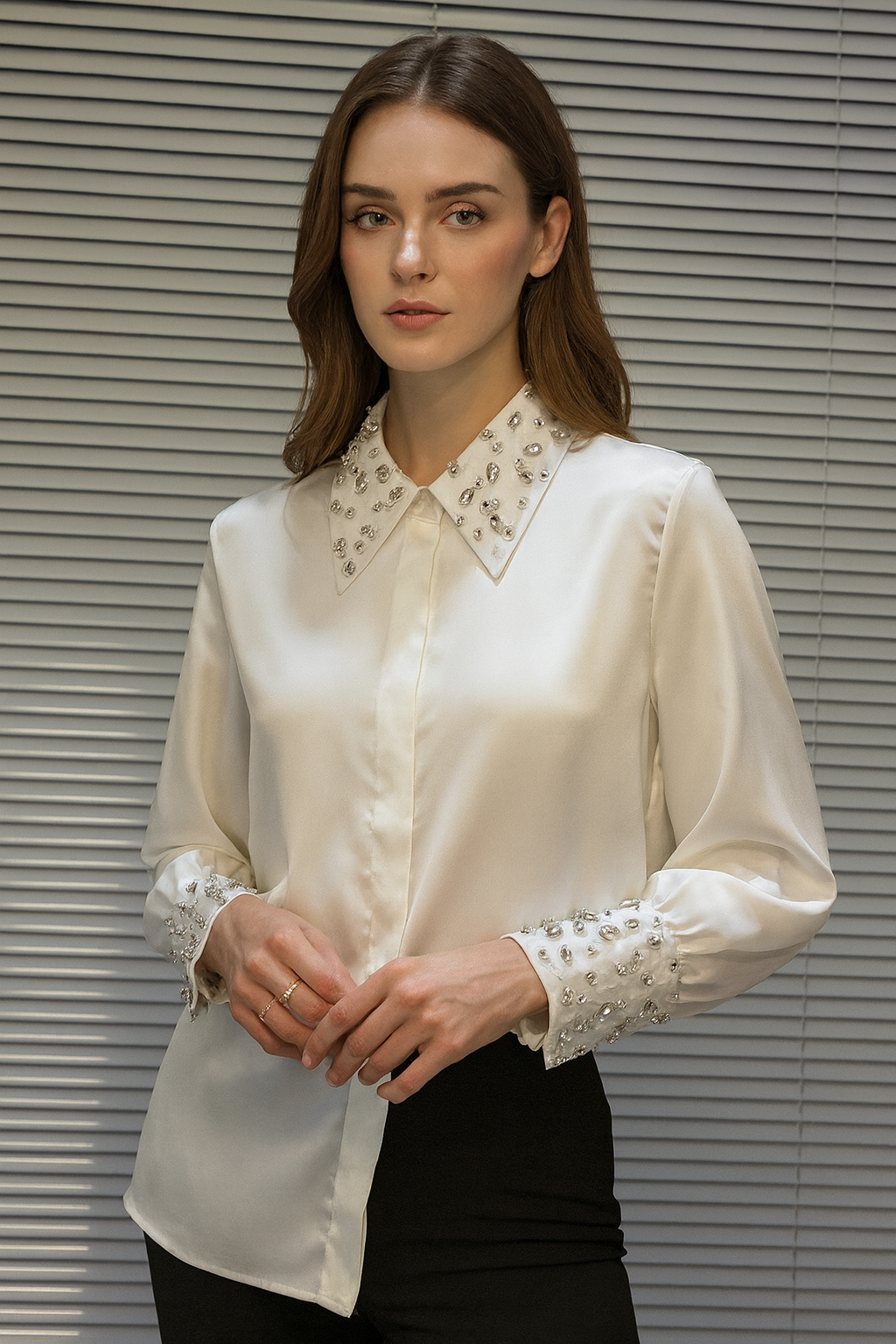 Chemise en coton mercerisé avec col et poignets strassés