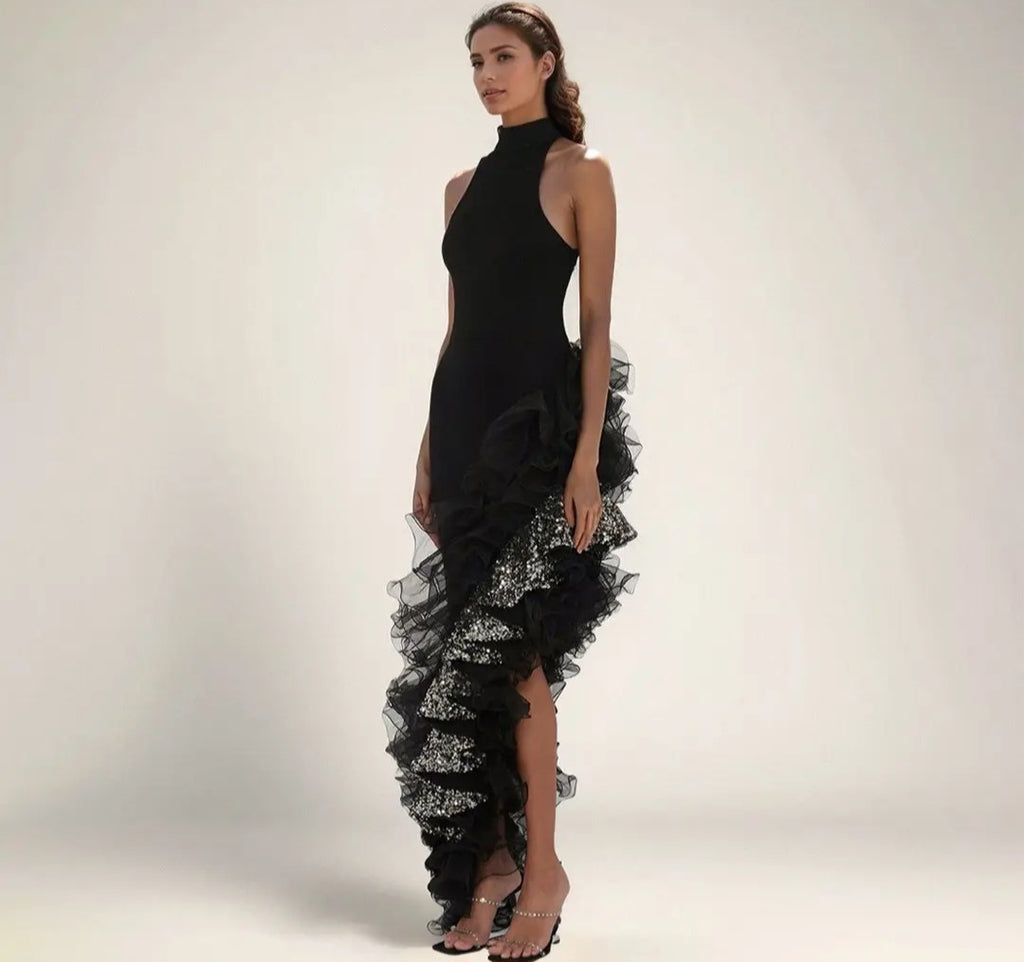 Robe Maxi Asymétrique Noire à Volants – Velours & Paillettes