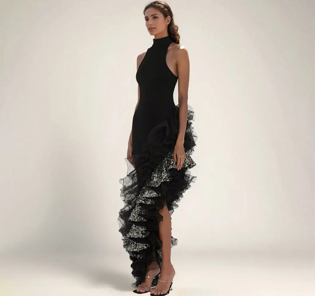 Robe Maxi Asymétrique Noire à Volants – Velours & Paillettes
