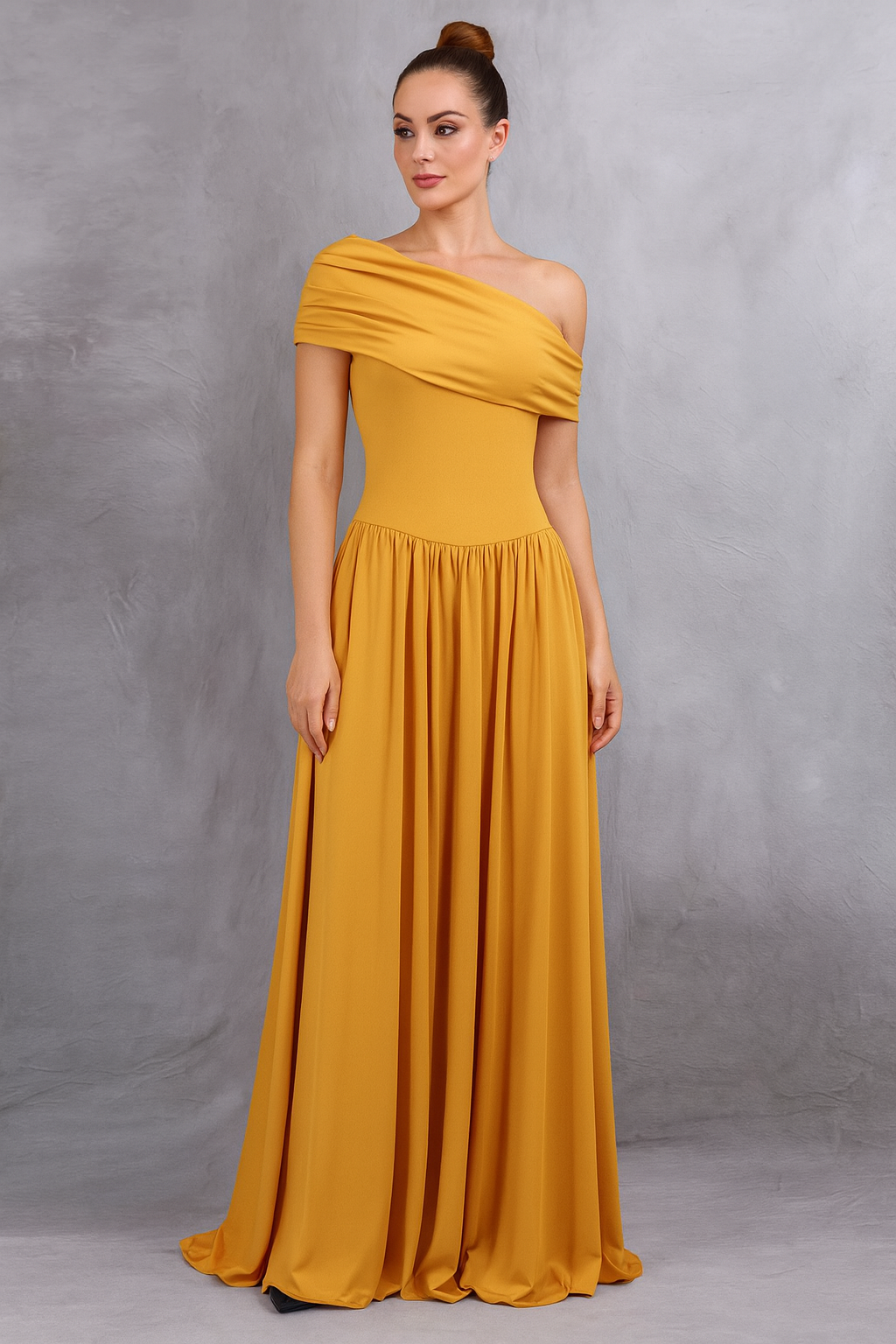 Robe longue asymétrique jaune épaules dénudées
