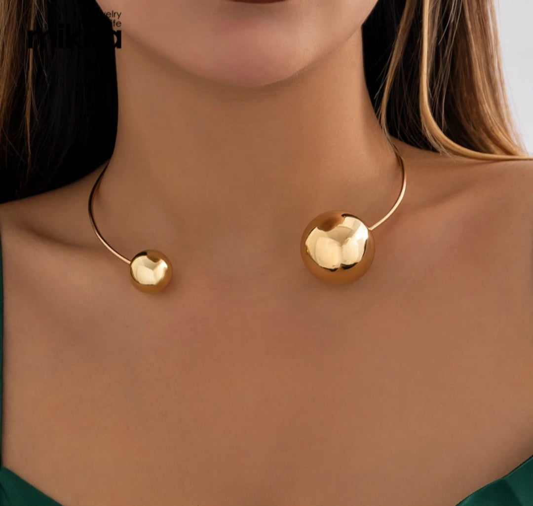 Collier femme Doré finition métal brillante.