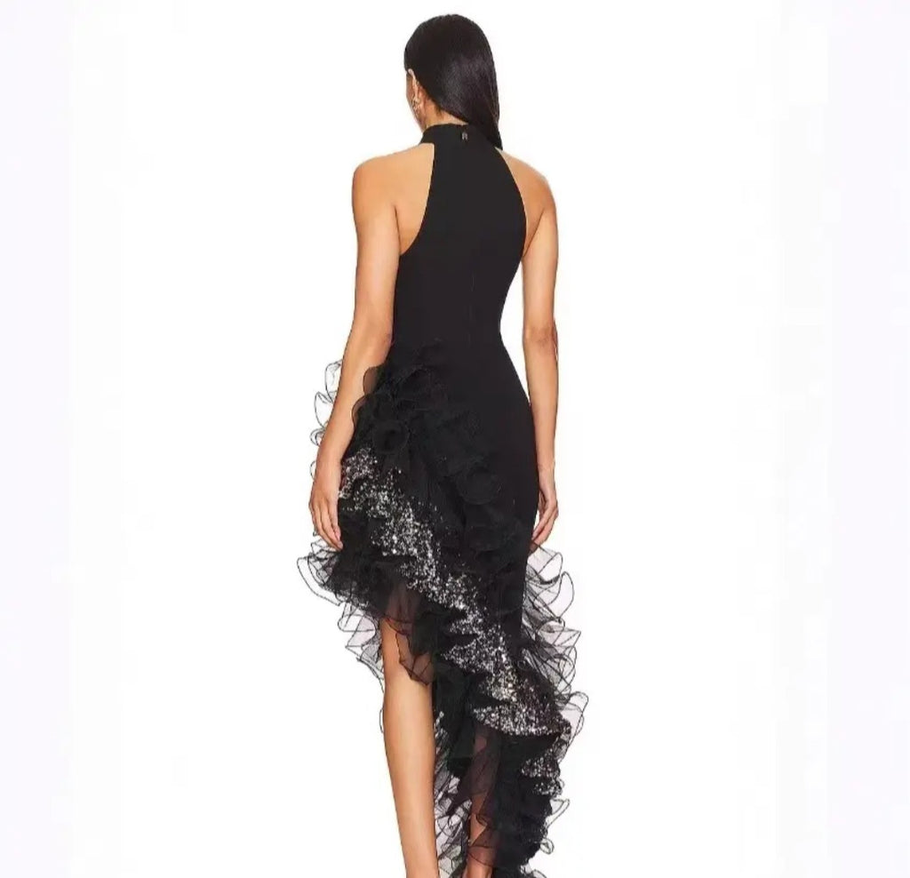 Robe Maxi Asymétrique Noire à Volants – Velours & Paillettes
