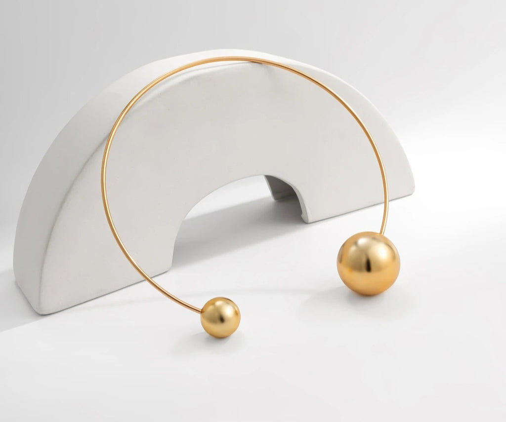 Collier femme Doré finition métal brillante.