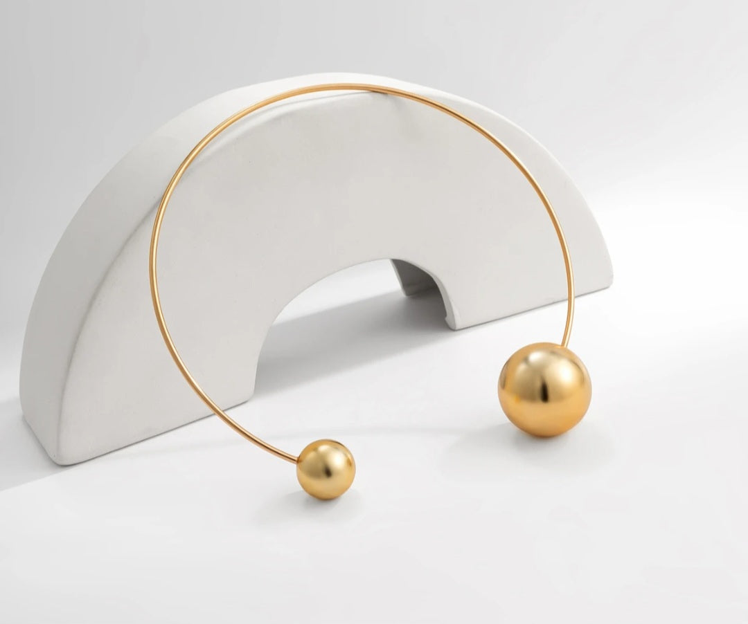 Collier femme Doré finition métal brillante.