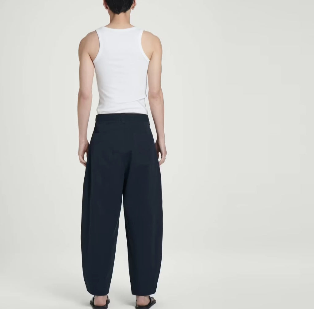 Pantalon large plissé en coton sergé.