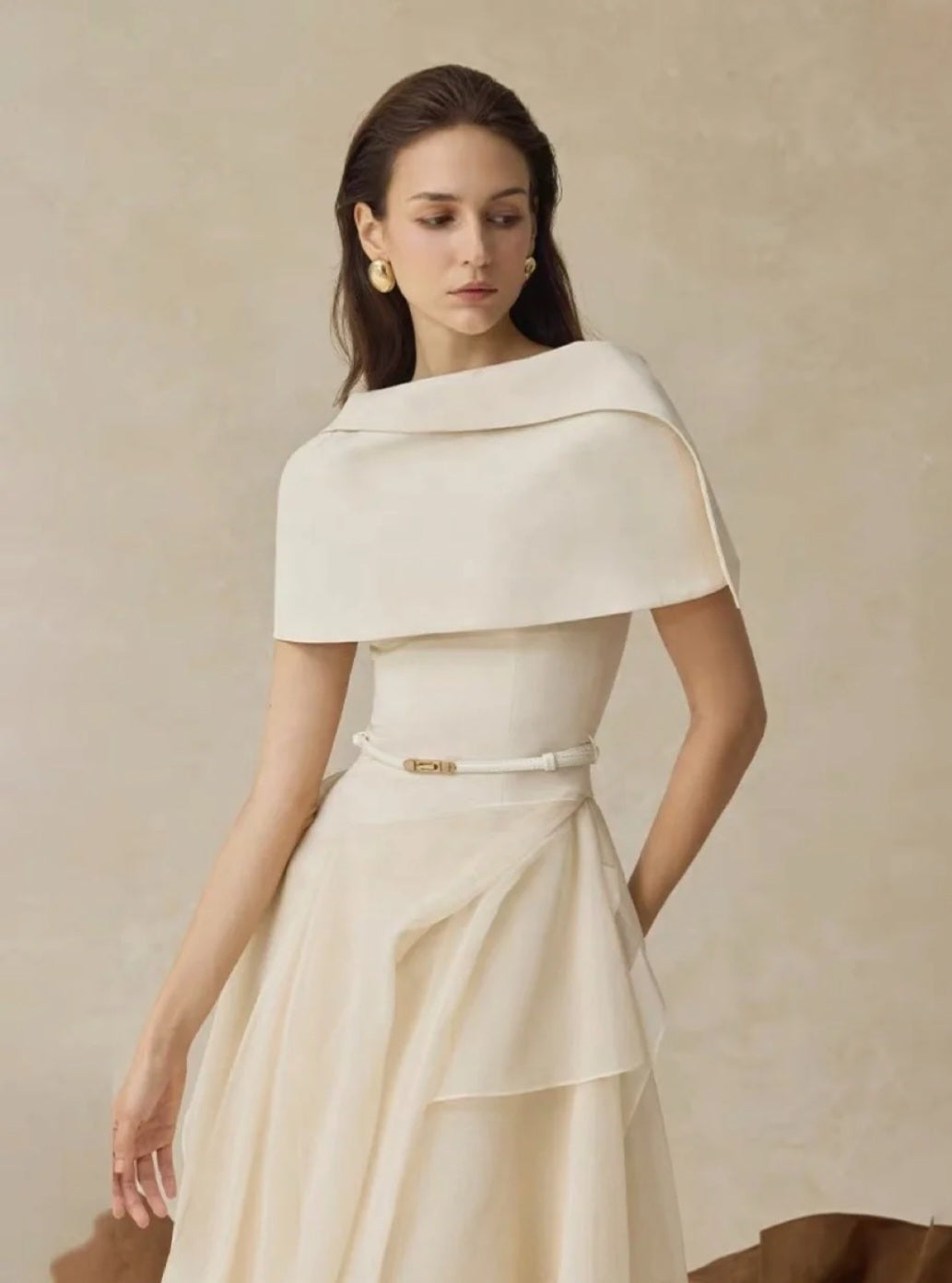 Robe asymétrique fluide en voile crème