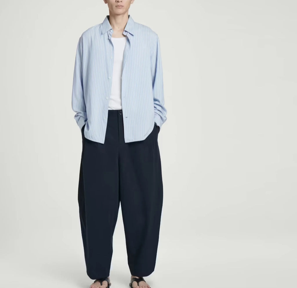 Pantalon large plissé en coton sergé.