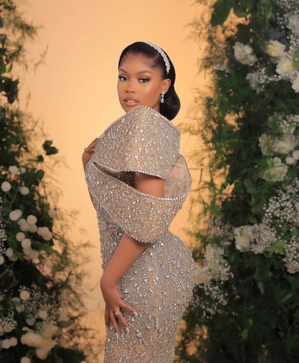 Robe sirène champagne perlée – Épaule asymétrique