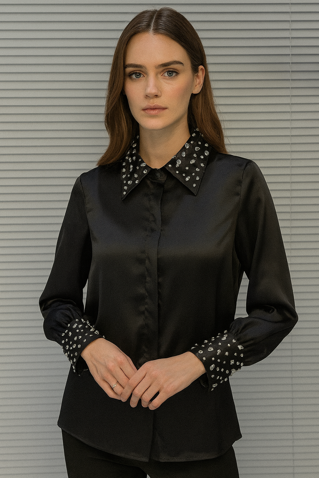 Chemise en coton mercerisé avec col et poignets strassés